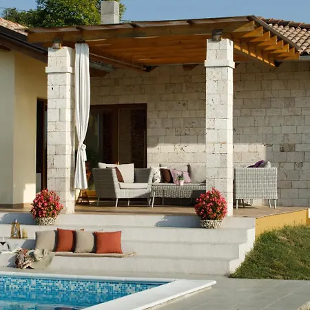 Charming With Private Pool *