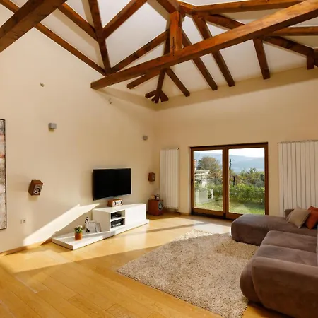 Lujo Villa *