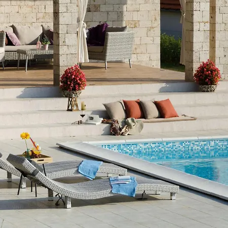 Villa Charming With Private Pool Drniš